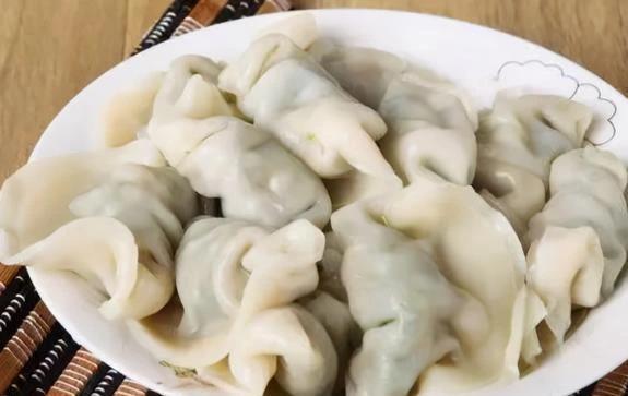 别再水开下饺子了！大厨：记好4点，饺子不破皮不露馅，爽滑筋道