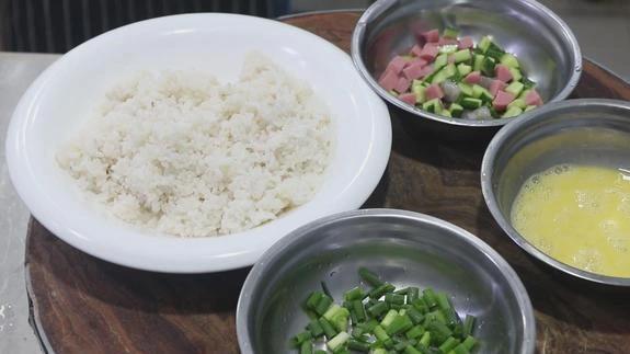 “虾仁炒饭”怎样做才好吃？大厨分享小技巧，颗粒分明，鲜味十足
