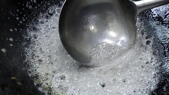 炒糖色是用水炒？还是用油炒？厨师长教你这两种炒法