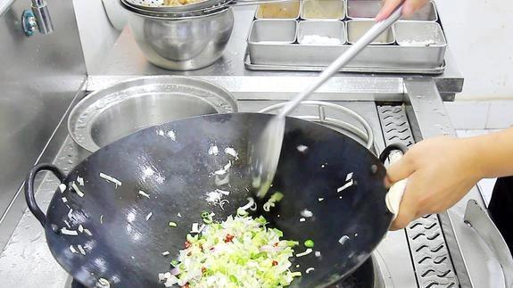 还在用肥牛涮火锅吗？大厨用一根葱，教你肥牛新吃法，葱香肉也嫩