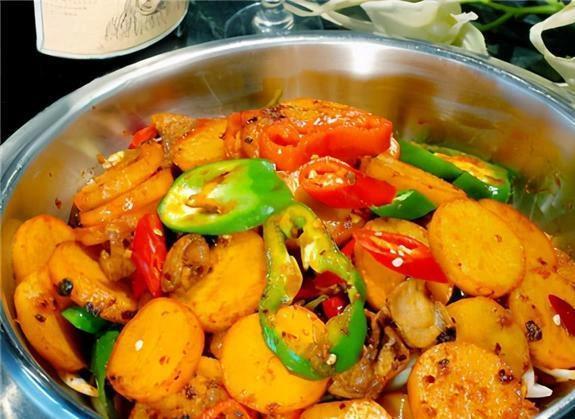 干锅土豆片很多人第一步就做错了，大师傅教几个技巧，出锅太香了