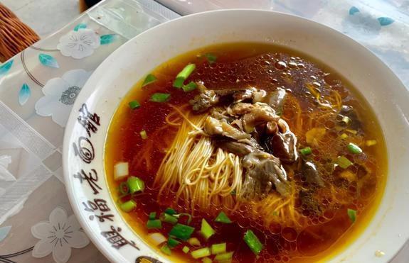 常熟这家虞山脚下的老字号面馆，一碗蕈油面35元，众多本地人来吃