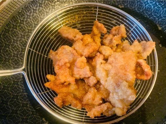 炸酥肉时，用面粉还是淀粉？记得不要用错粉，不酥不香家人不爱吃