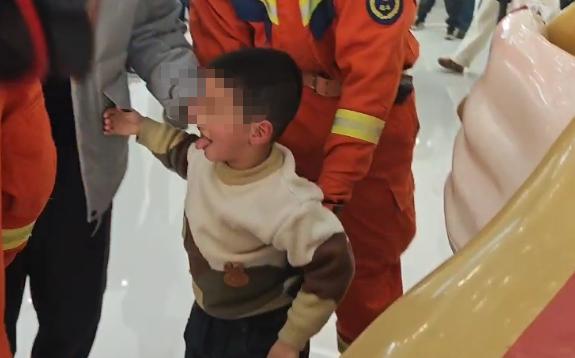 第1个被“财神爷”锁定的孩子出现了 头部卡入雕塑求救消防