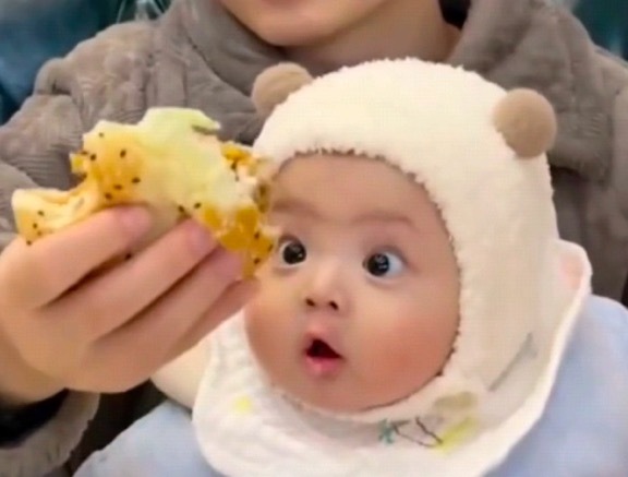 6个月宝宝吃辅食被香得一激灵