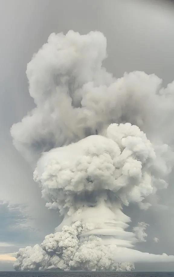 多家卫星捕捉汤加火山喷发瞬间