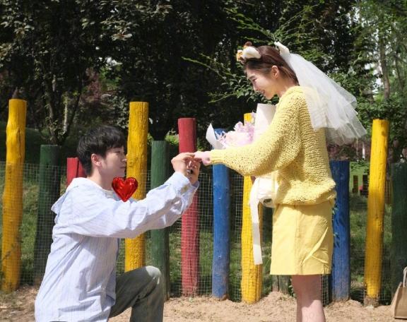 赵琦君向杨凯雯求婚成功 因为我们最喜欢的奇闻CP终于要结婚啦！