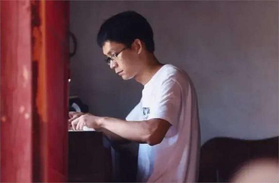 高考16次的唐尚珺前往大学报到：期待大学生活，圆梦之旅终启程