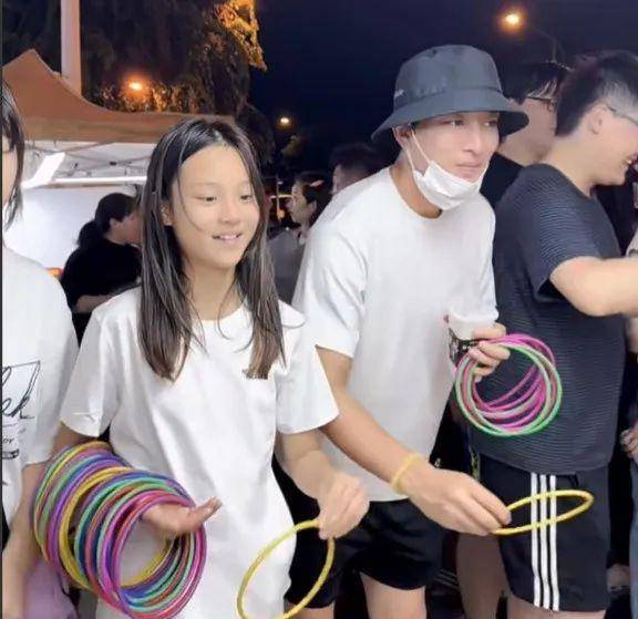 賈乃亮全家出游 被猜與李小璐復(fù)合 三亞夜市親子時(shí)光引發(fā)熱議