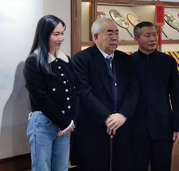 86岁范曾竟被小50岁娇妻背刺？出轨继子倒卖20亿收藏咋回事