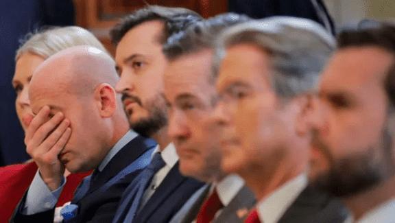 特朗普又把英国首相当众耍了 现场笑声一片