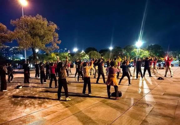 武汉火锅店老板持刀伤人后续 广场舞噪音引发冲突