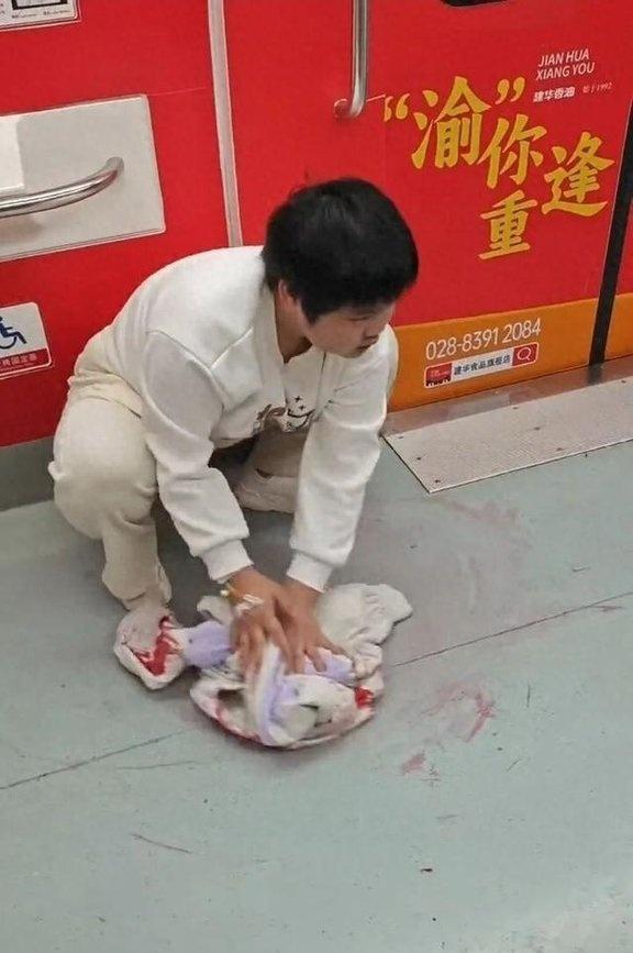 吐血后用外套擦女孩说不想添麻烦