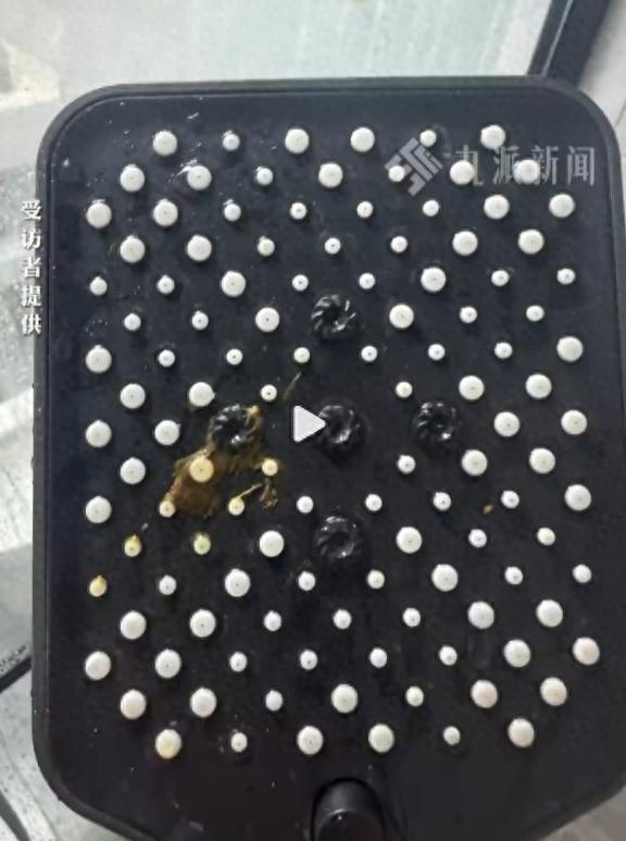 男子住酒店发现花洒疑有粪便，酒店称为空调滤网泥土，男子已投诉