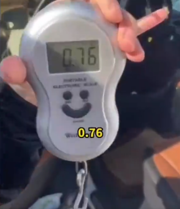 小贩卖草莓一斤缺了半斤