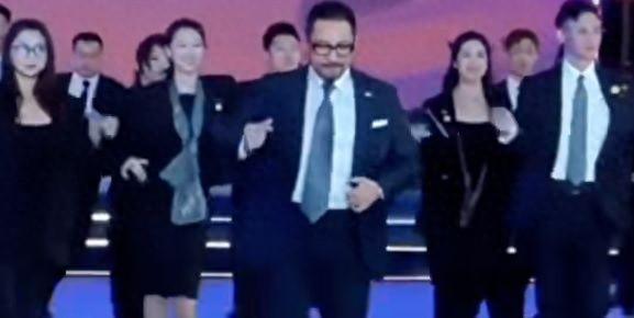 穿正裝跳拉丁教授教過劉亦菲 舞蹈界的“法拉利大叔”