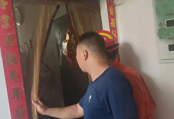 高考生开考在即被反锁困在家中 被救出消防车紧急送考
