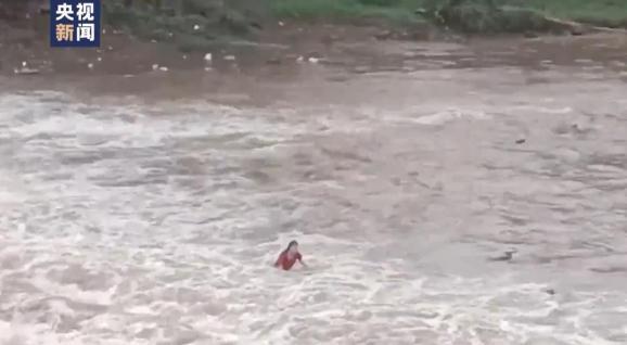 暴雨涨水4人被困消防员搭生命桥 暑期出游安全警钟再响