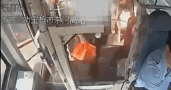 男子骚扰女乘客 司机把车开到派出所 果断行动保安全