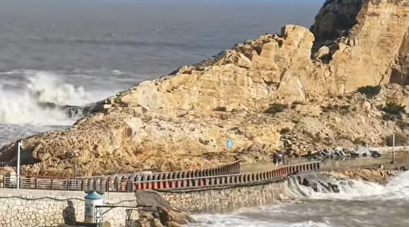 浙江一9岁男孩被海浪卷走仍在搜救中