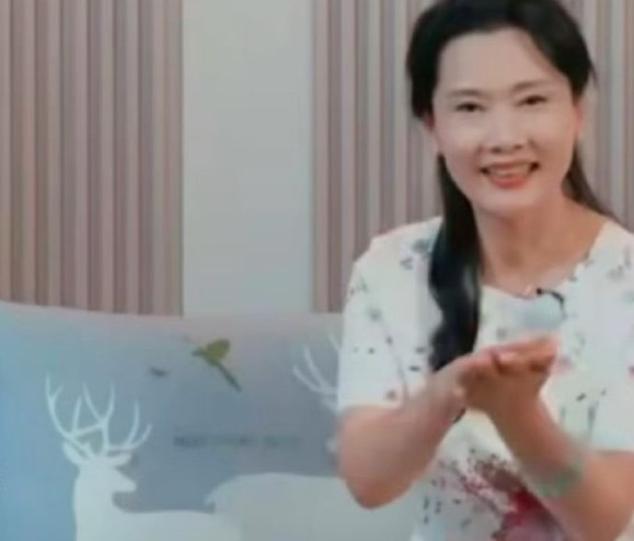 何赛飞谈婚后碰到仰慕者 被赞为“高情商婚配范本”