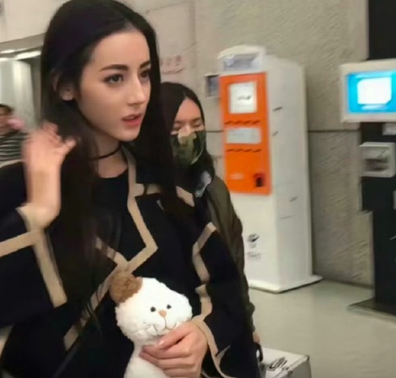 娜扎前经纪人回应迪丽热巴被换传闻