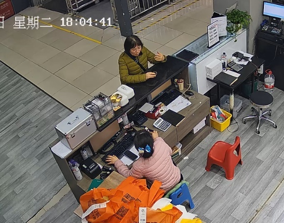 女子捡到黄金手镯主动报警