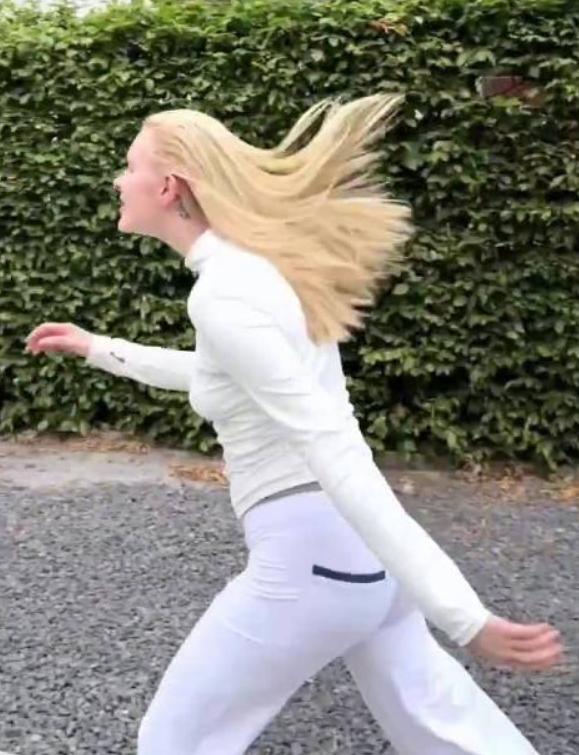 女孩模仿哈兰德太形象被当成其妹妹