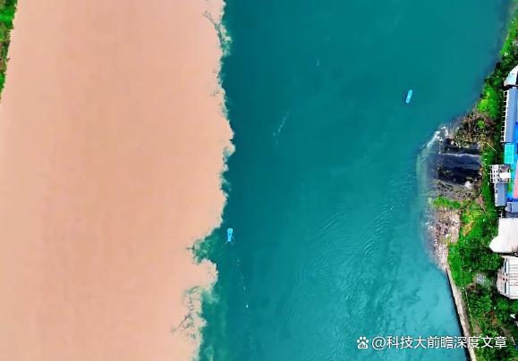 壮观!云南两江交汇现“鸳鸯锅” 一年仅现两月奇观