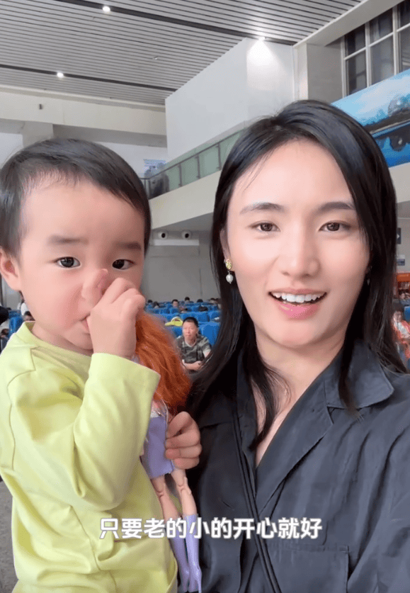 海哈金喜替李亚鹏尽孝，带80岁婆婆度假，婆媳俩喝酒吃串玩尽兴