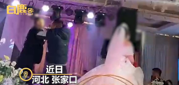 新郎结婚走红毯被朋友往衣领灌酒 网友：是损友应远离