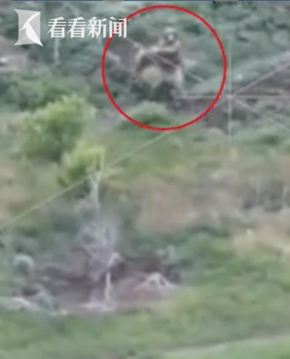俄罗斯士兵撤离时抡土豆袋打爆无人机