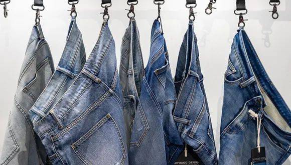 牛仔裤广告引发美国舆论撕裂 种族争议再起