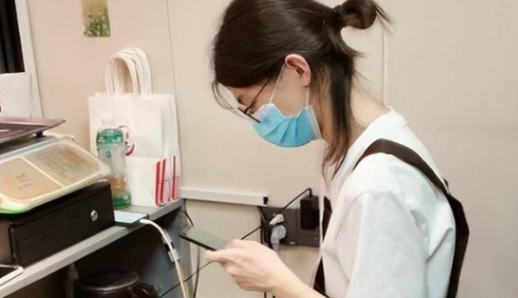 大学生寒假归来，家长崩溃：儿子变成闺女了