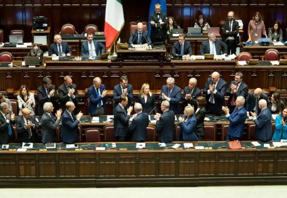 当地时间10月25日，梅洛尼（中）在意大利众议院发表讲话 图源：意大利政府网站