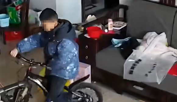 9岁男童17楼坠亡生母发声