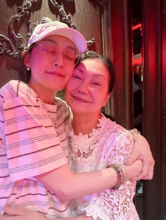 范玮琪陪徐妈度过大S离世后的首个生日 温暖的拥抱与礼物