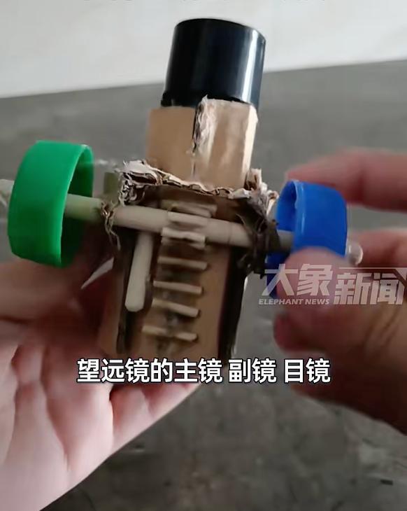 小孩哥手搓望远镜观测到月球陨石坑