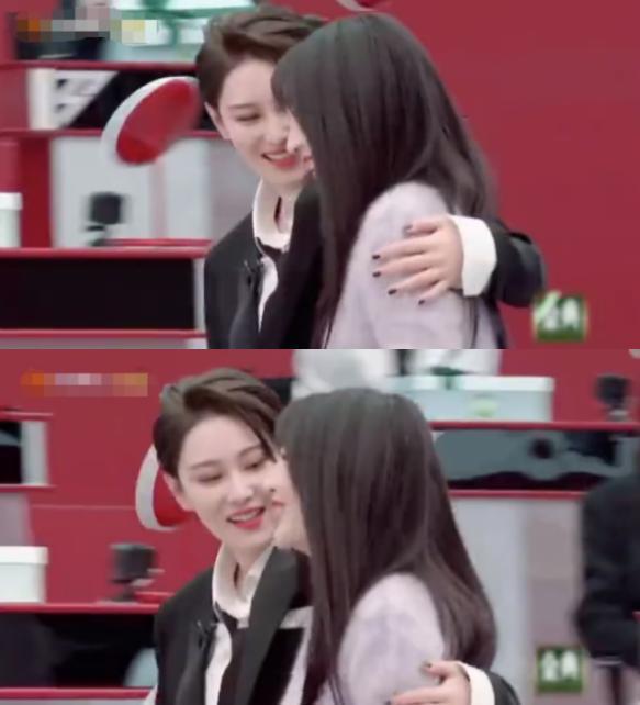 张馨予何捷亲密合影曝光 被扒同穿一件衣服超恩爱