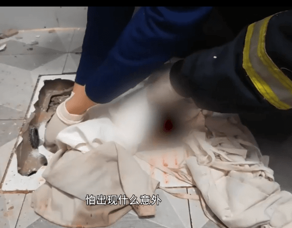 临产孕妇上厕所时突然生产,新生儿脚被卡在蹲便器中了