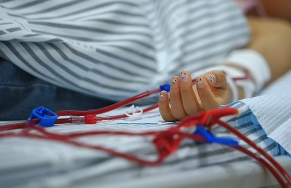 肾衰患者在肾友工厂做主播 