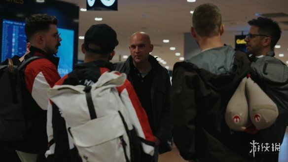 “《GTFO》的成功和《Den of Wolves》的野心，或许让外界觉得我们风光无限，”10 Chambers 联合创始人奥斯卡・J-T・霍尔姆（Oscar J-T Holm）表示，“但事实上，兼顾公司扩张与游戏研发的高强度开发，足以撕裂多年友谊。通过这部纪实片，我们想告诉所有人：游戏不是童话，而是用血汗堆砌的战争。”