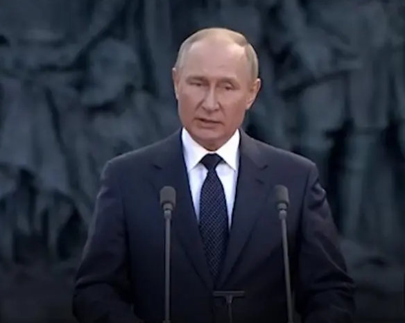 普京9月21日在大诺夫哥罗德市发表讲话的画面 图源：俄媒视频截图