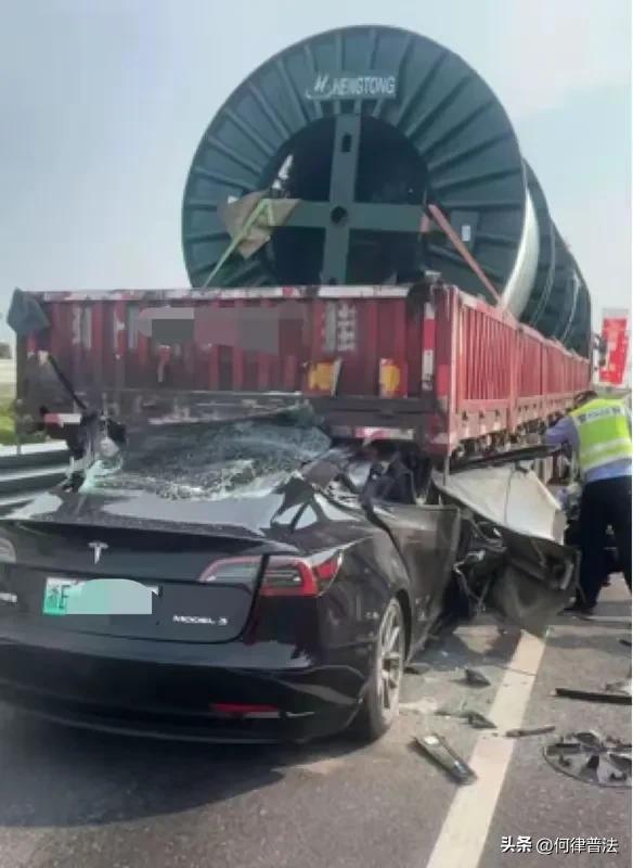 交警回应特斯拉追尾货车：服务区的地方发生车祸也算交通事故