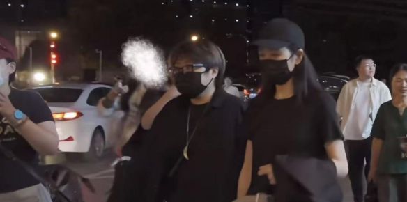 王鷗現(xiàn)身何九華演出現(xiàn)場(chǎng) 戀情成謎 低調(diào)撒狗糧