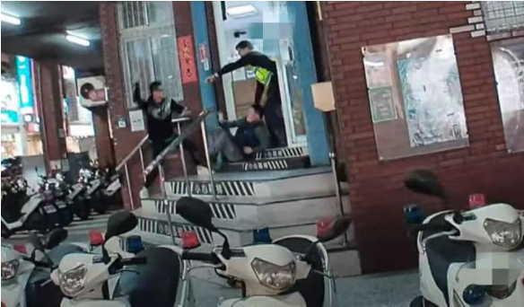 台湾一男子在派出所前随机伤人 情感困扰酿悲剧