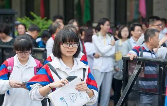 儿子高考229分，父亲当场气晕，儿子哈哈大笑：清华北大抢着要我