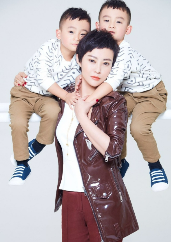 郝蕾牵双胞胎儿子现身街头穿大码t恤朴素似路人