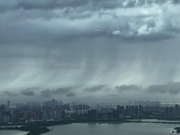 武漢上空出現(xiàn)雨幡奇觀 航拍視角展現(xiàn)壯觀景象
