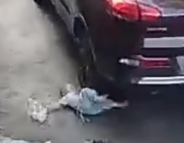 男孩蹲地上玩耍被汽车碾压 家属反应引争议